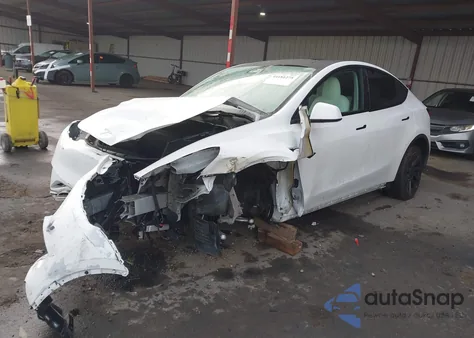 2023 Tesla Model Y Awd/Long Range Dual Motor All-Wheel Drive z USA, uszkodzony, nr VIN 7SAYGAEE3PF640307